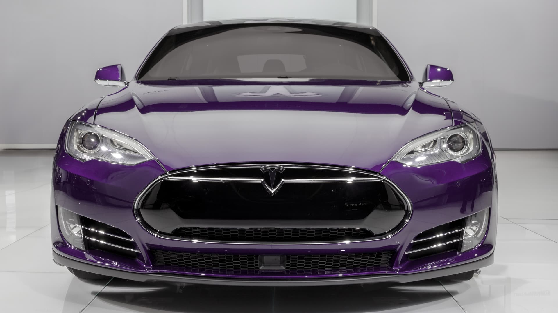Tesla vehicles lined up after dealer-installed window tint